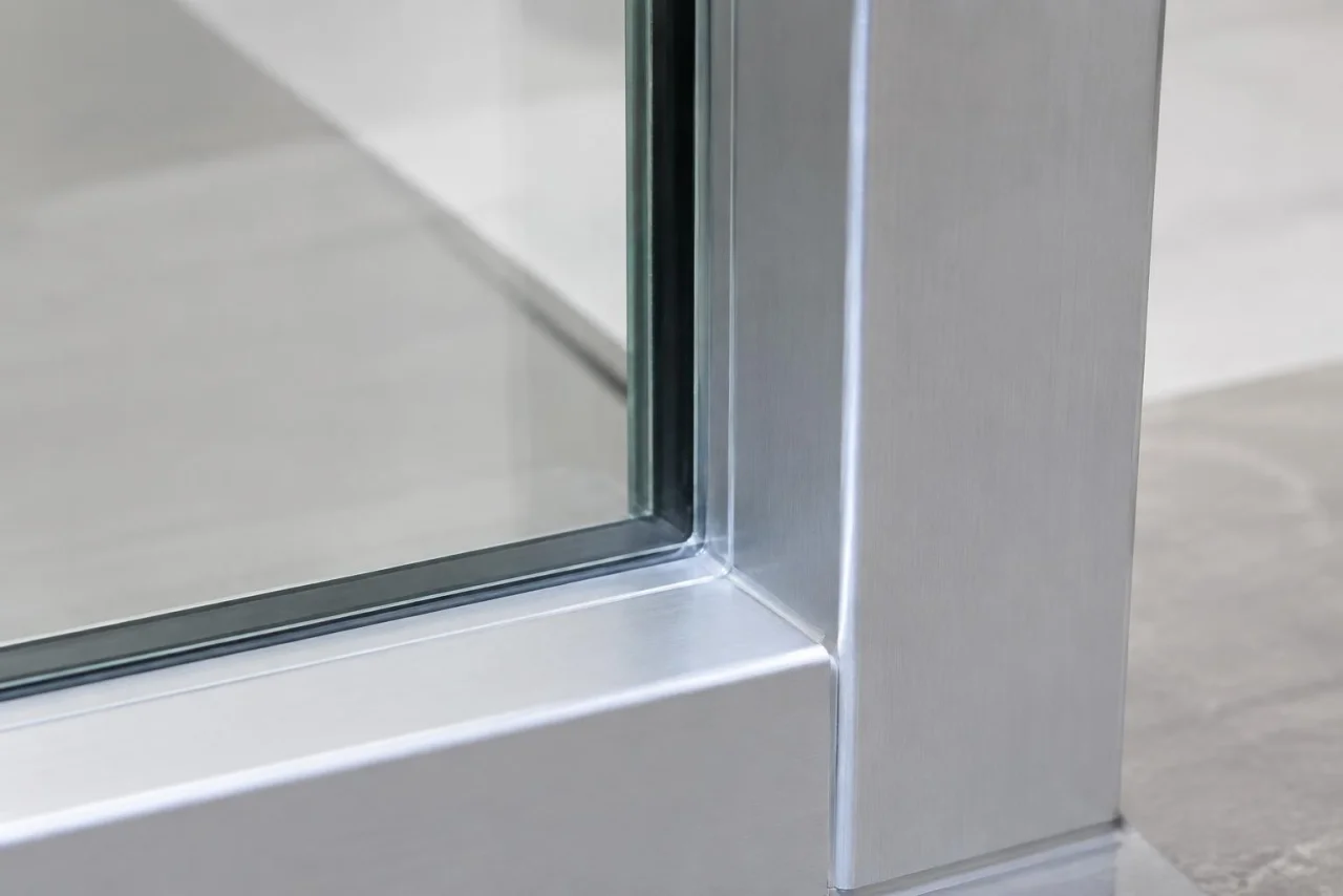 Cordão de silicone transparente novo entre vidro e perfil de alumínio no Rio de Janeiro